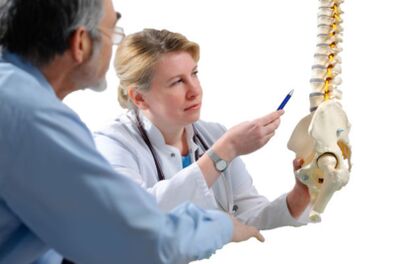 Лекарот го консултира пациентот за знаците на остеохондроза на торакалниот 'рбет