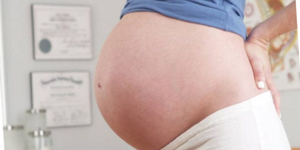 За време на бременоста, жените често доживуваат болки во грбот во лумбалниот предел. 