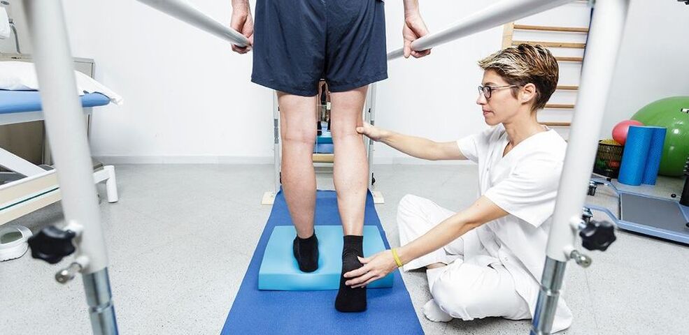 Физиотерапевт упатувајќи пациент со артроза на коленото