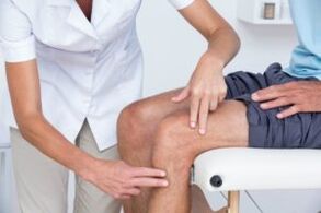 Физички преглед на коленото за да се дијагностицира артроза